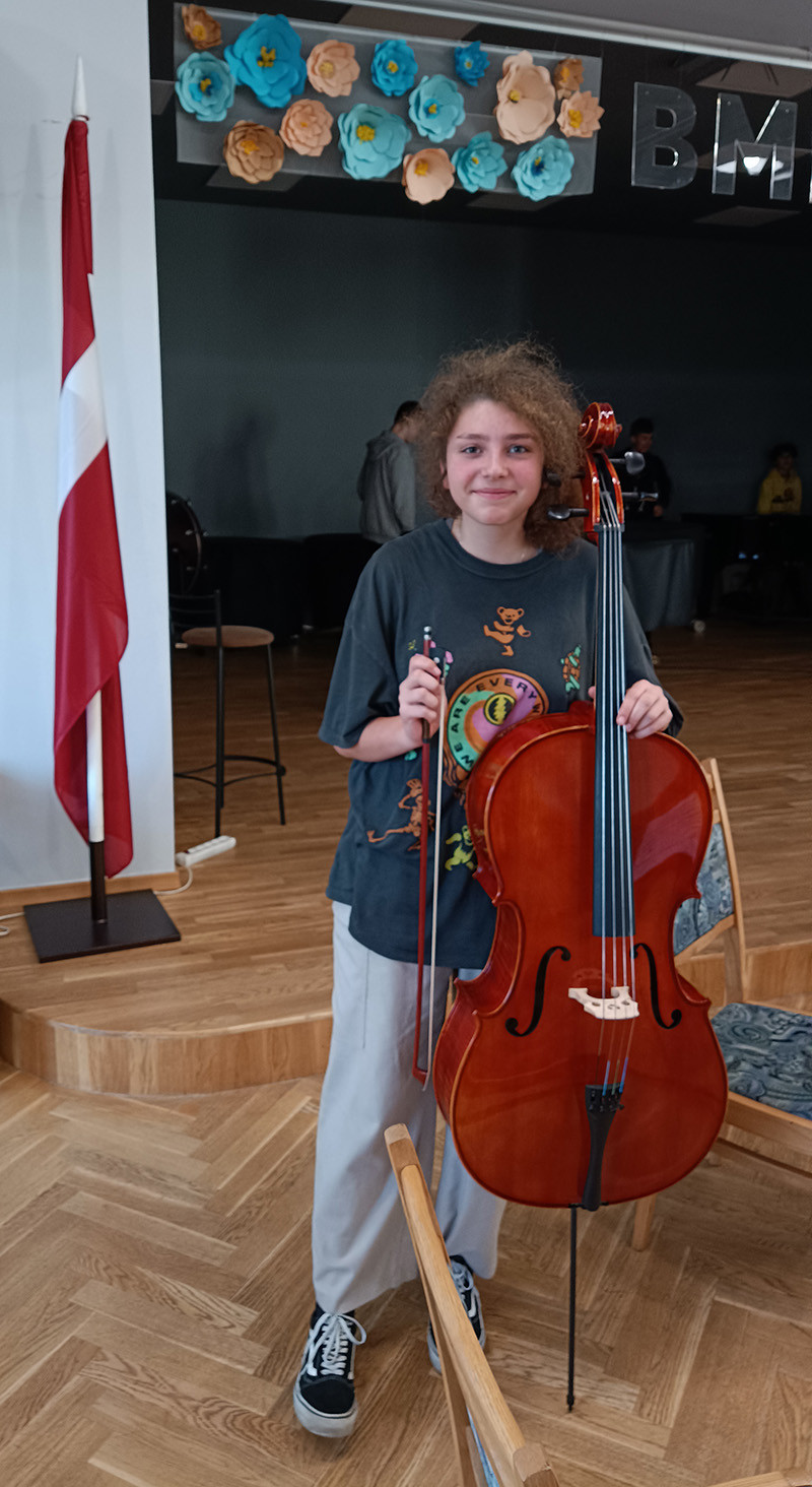 Ar VKKF atbalstu skolas Stīgu instrumentu spēles nodaļai iegādāts jauns čells